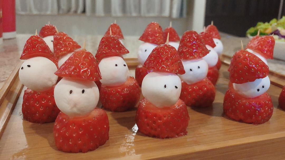 圣诞甜点必备！三秒就上手的草莓圣诞老人🍓的做法