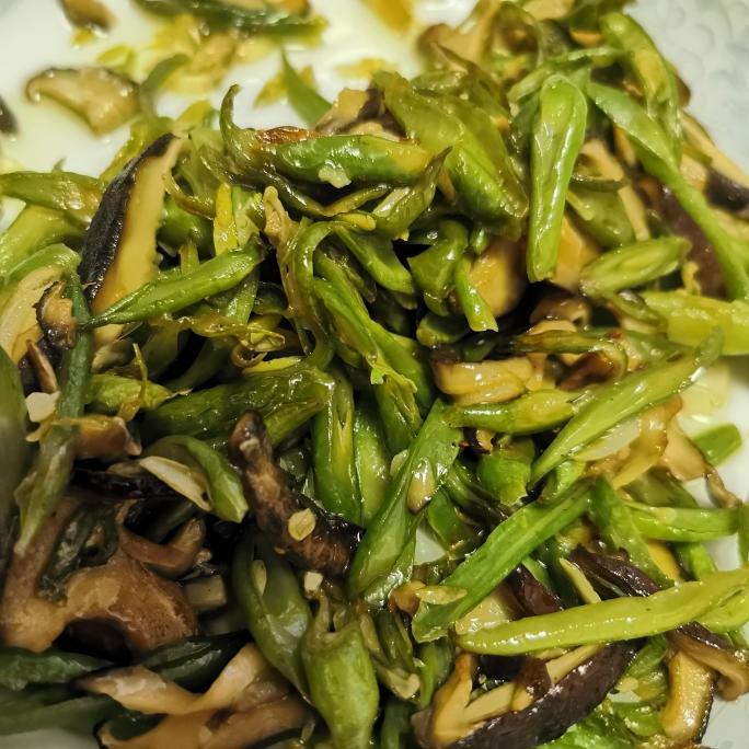 豆角炒香菇的做法