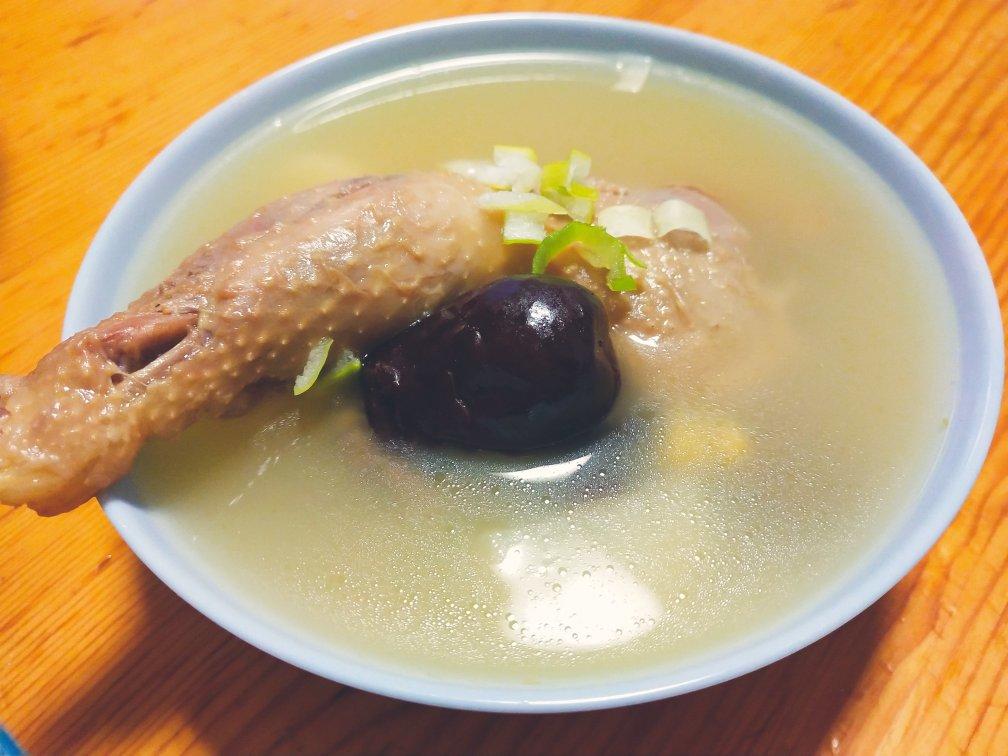 这样炖鸡汤不油腻又好喝，玉米山药鸡汤，来一碗去寒又营养的鸡汤吧