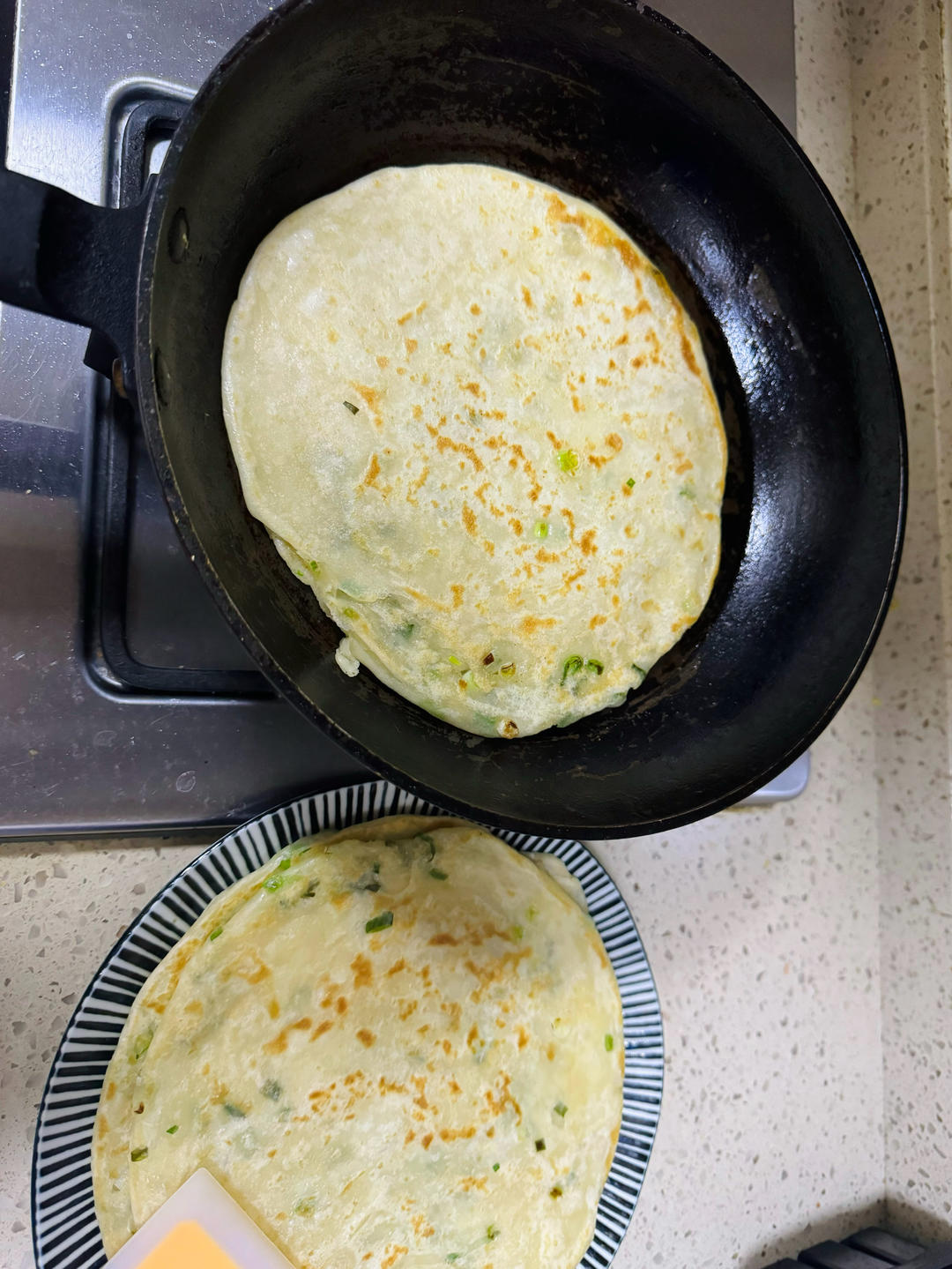 家常葱油饼 柔软多层 凉了也不硬 附细节视频详解