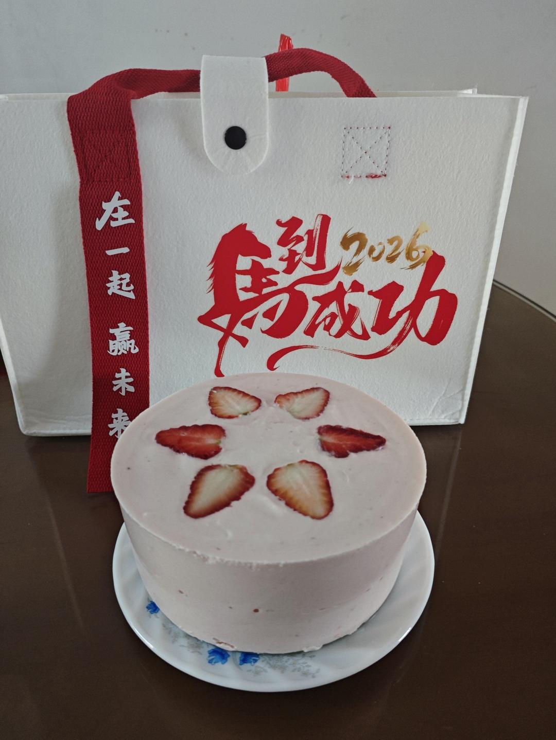 6寸草莓慕斯蛋糕