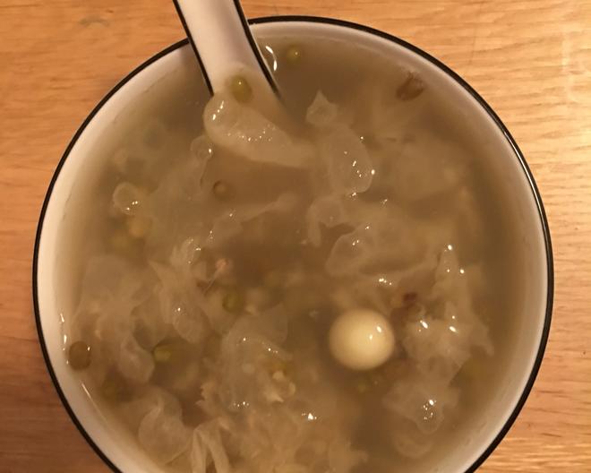 鲜银耳莲子绿豆汤的做法
