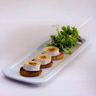 GALLO暖心小食——裹面包屑山羊奶酪配蔬菜沙拉和白色醋汁肉串的做法