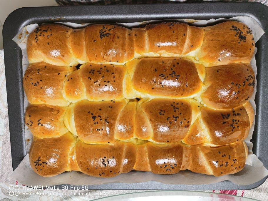 又香又软又拉丝，咬一口奶香十足！超治愈的淡奶油波兰种小餐包