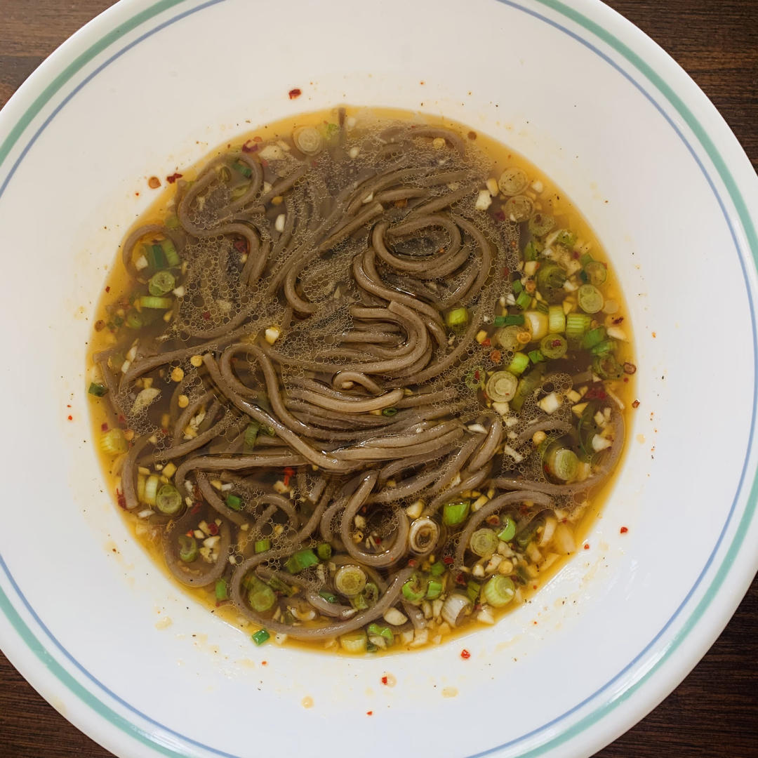 一碗清汤面 🍜 —— 秋日里的治愈系