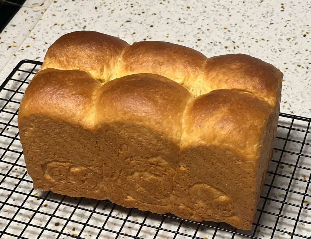 超级浓郁柔软的布里欧修吐司