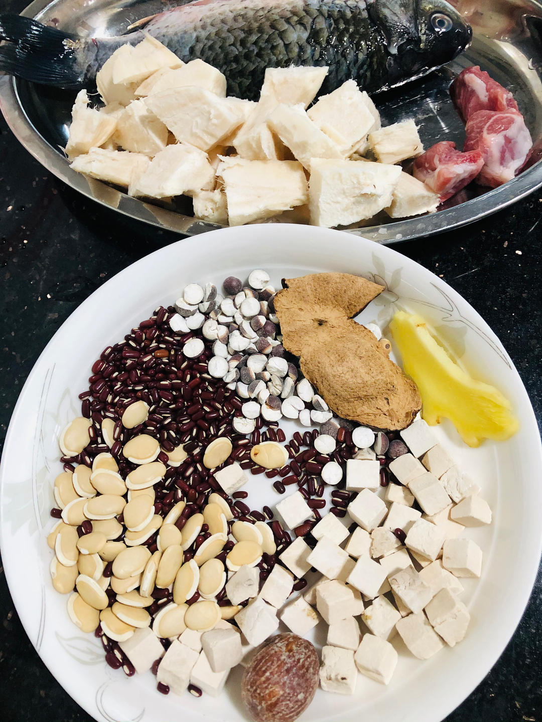 鲫鱼粉葛祛湿解毒汤

此汤能清骨火、舒肌退热、利湿清痰、利尿退肿、解湿毒。