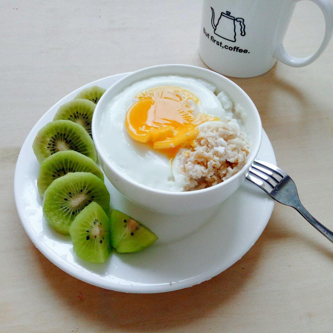 温热牛奶鸡蛋燕麦粥