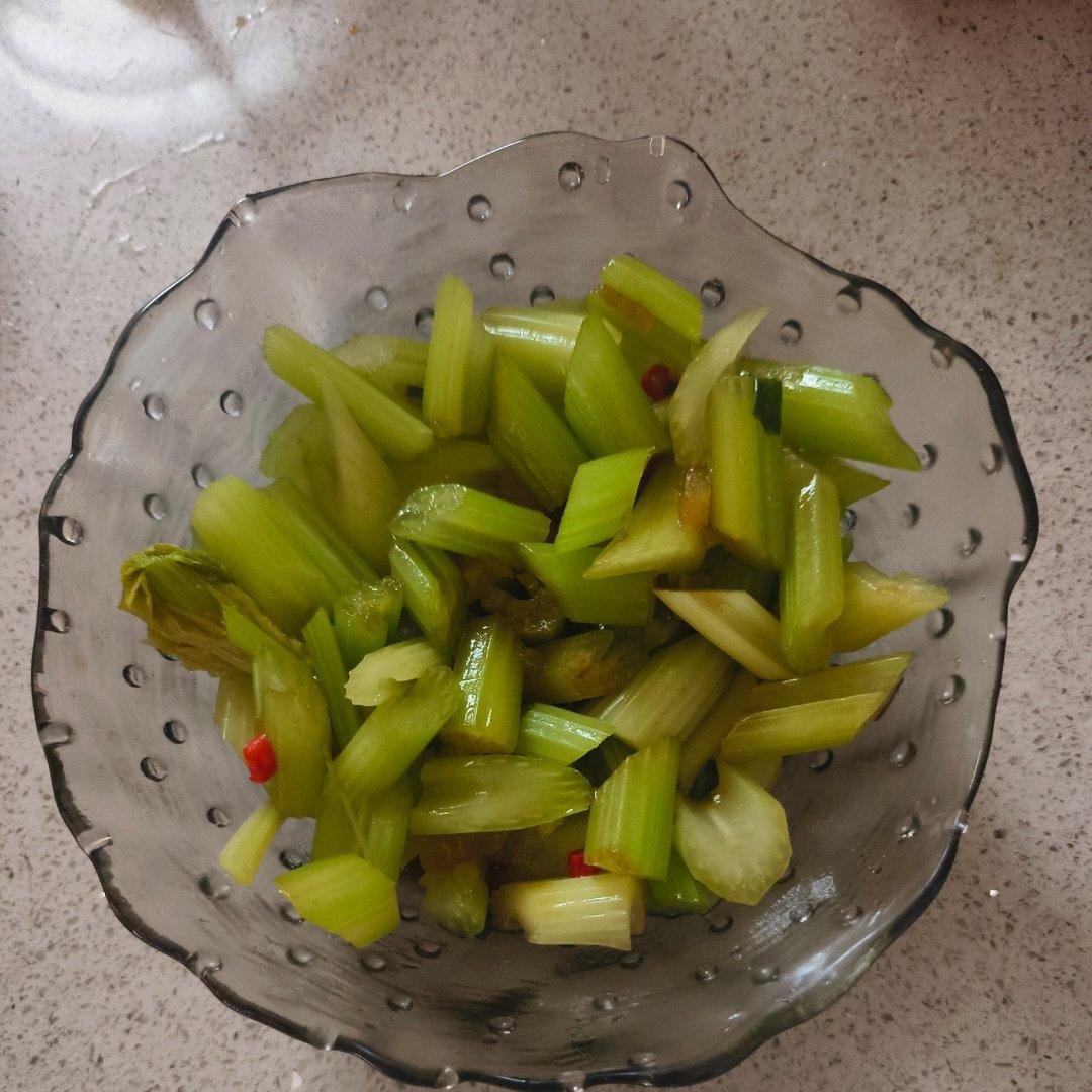 解腻凉拌西芹来咯