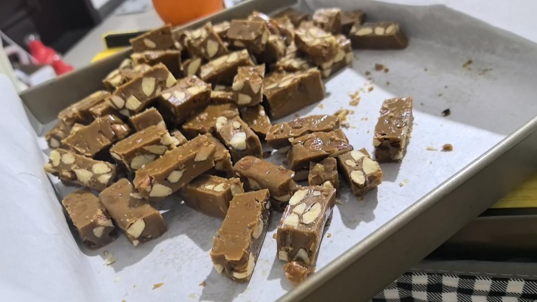 超级香酥脆的“焦糖海盐杏仁太妃糖”