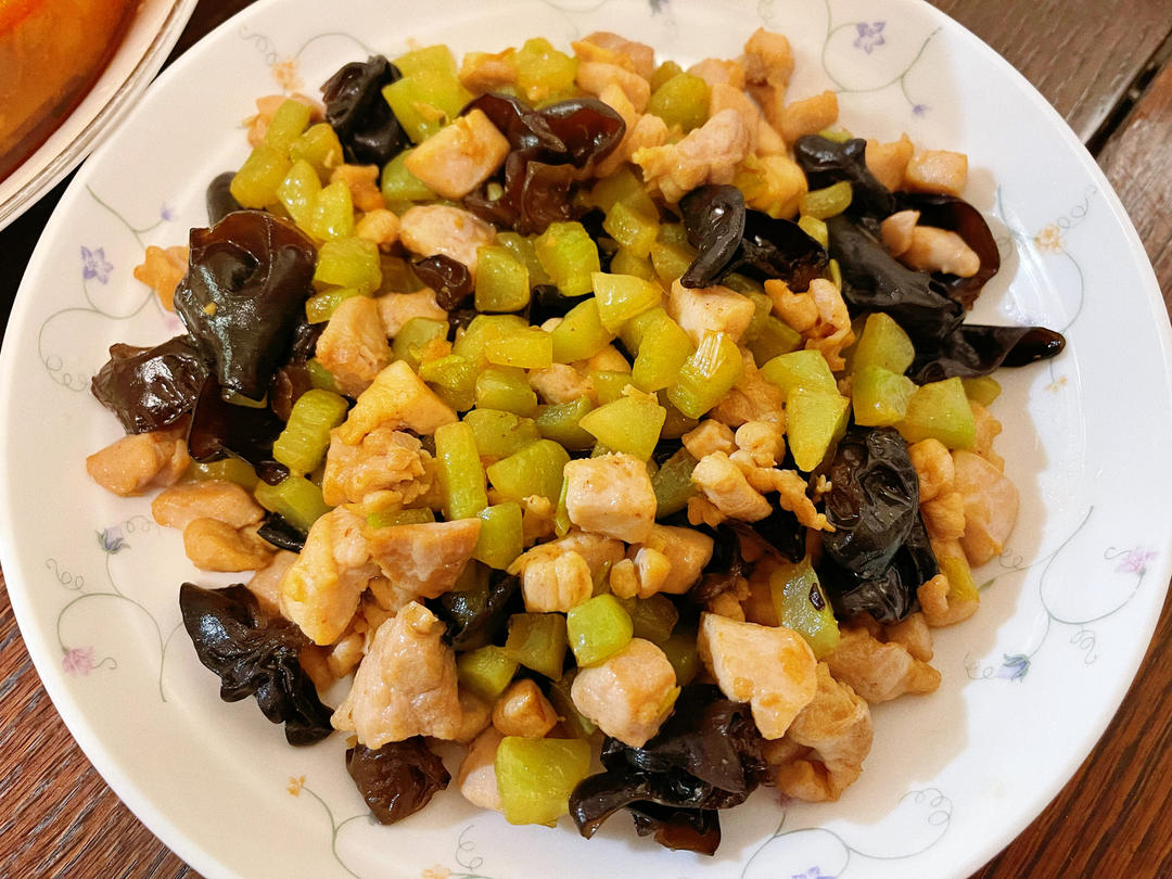 莴笋鸡丁