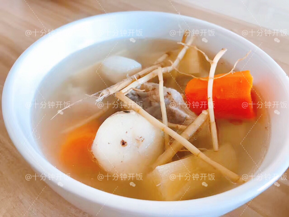 这份广东靓汤帮你清热解毒，消食除胀———甘蔗马蹄茅根骨头汤