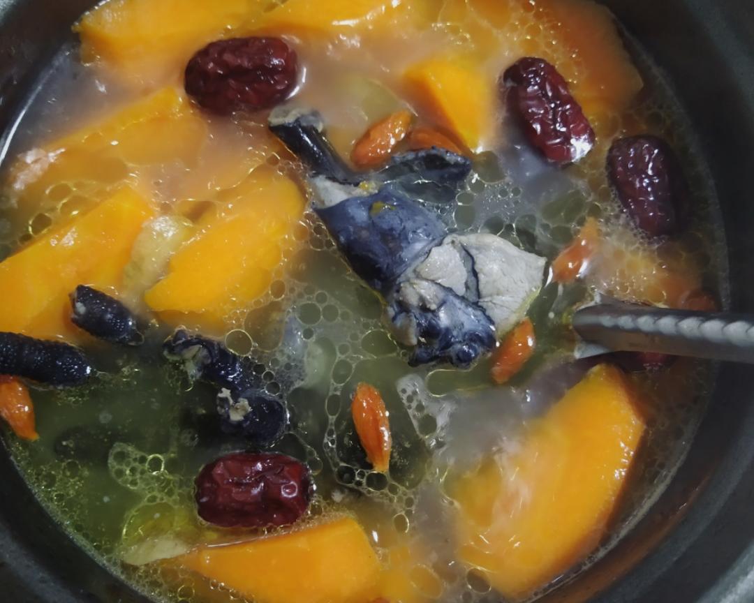 清炖乌鸡汤，甜甜的超好喝！