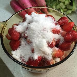酸奶的完美伴侣  
自制草莓果酱的做法 步骤2