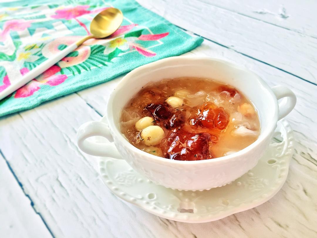 桃胶银耳莲子羹