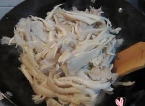 莴苣炒平菇的做法 步骤3