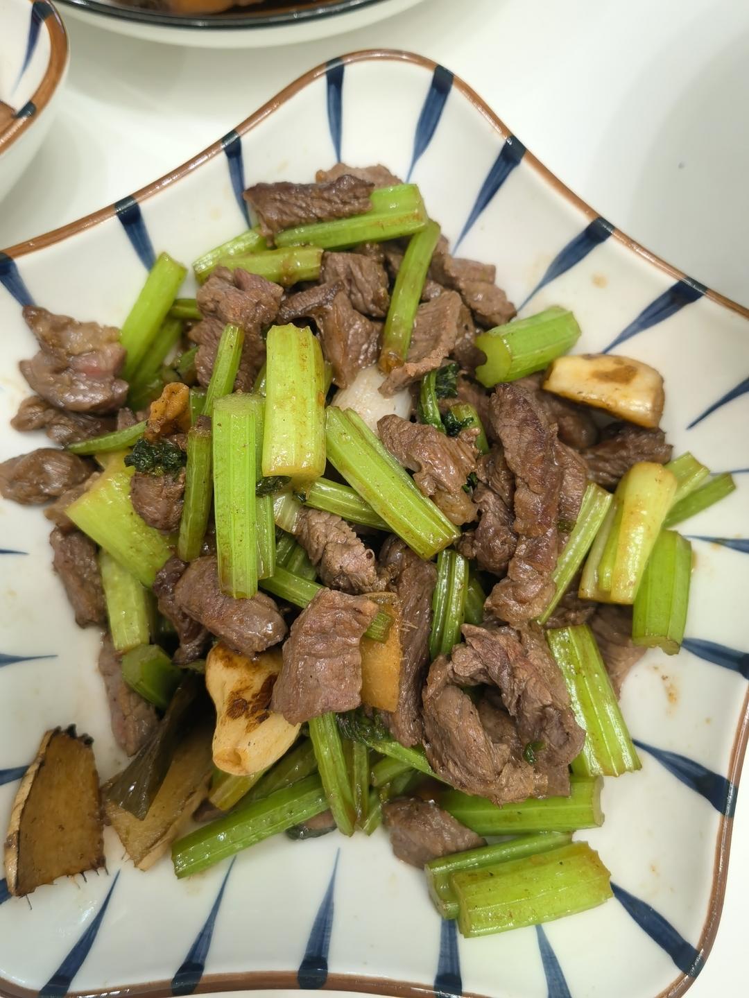 芹菜炒牛肉：这样炒牛肉好吃又简单