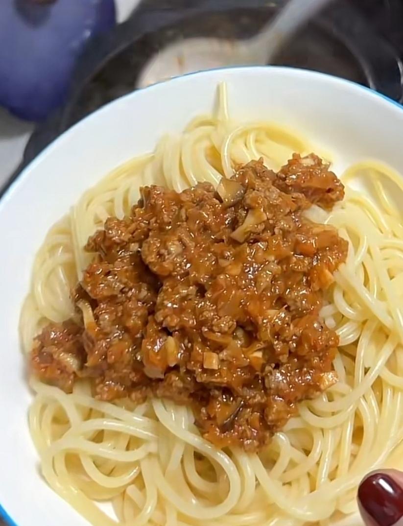 早餐  面条  肉酱意面，玉米，煎鸡蛋   披萨 蔬菜沙拉   酸菜肉丝面   适合意面的番茄肉酱  意式肉酱的做法