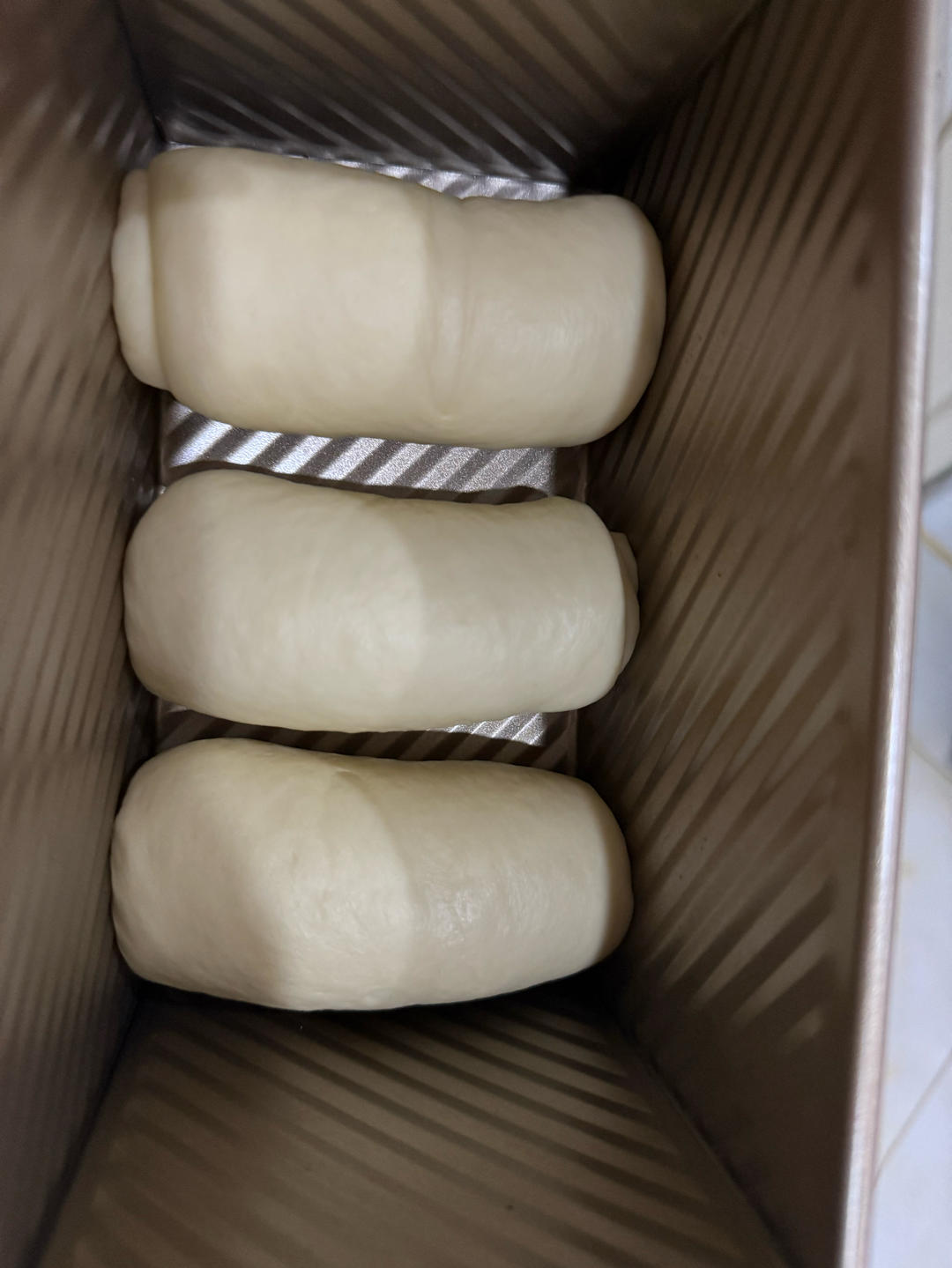 做一次就成功的牛奶吐司面包（手和面揉出手套膜）最后附全麦吐司