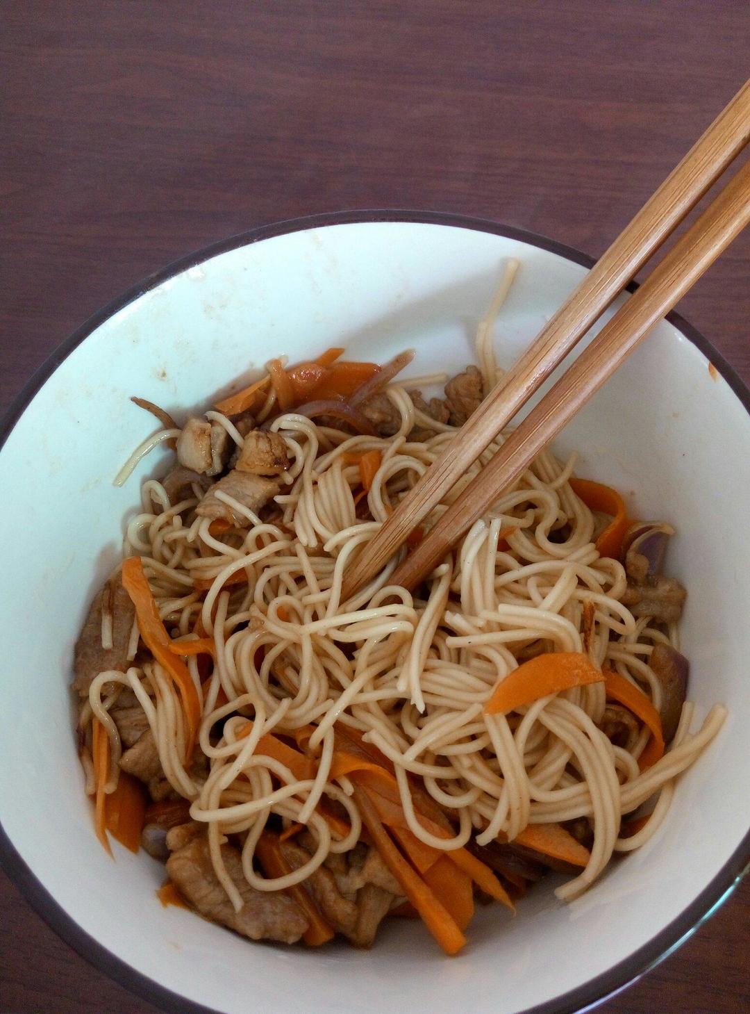 胡萝卜肉丝焖面的做法