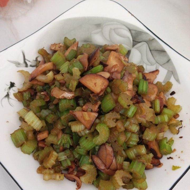 香菇炒芹菜