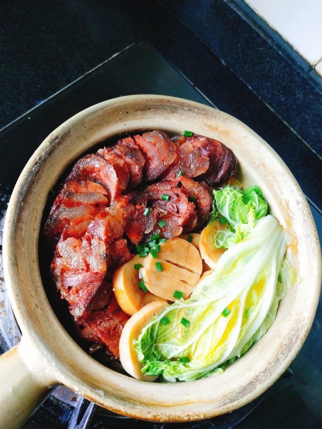 一连好几碗的杏鲍菇腊味煲仔饭