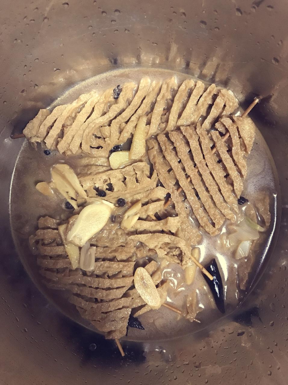 丫丫和妞妞做的五香豆腐串