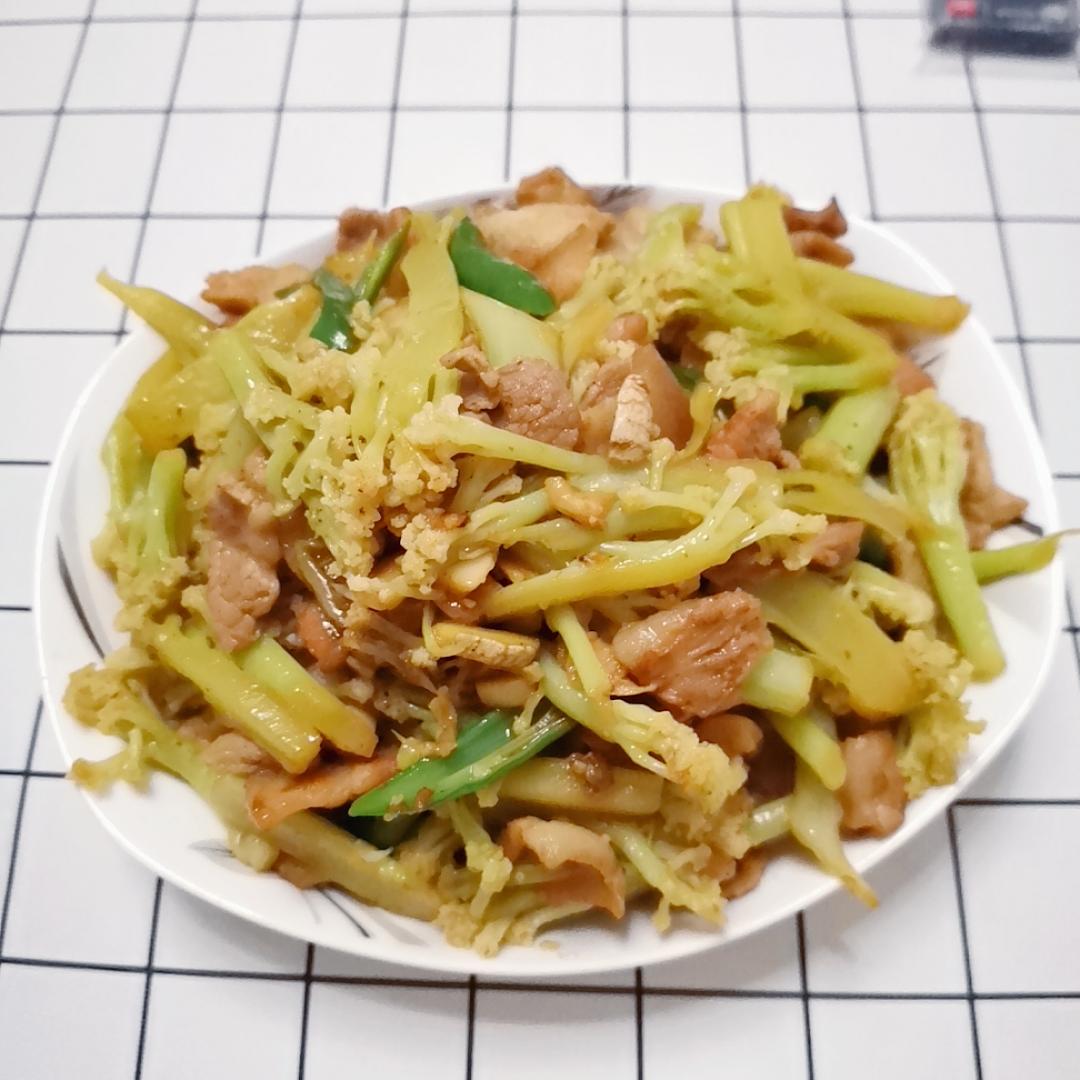 五花肉炒花菜