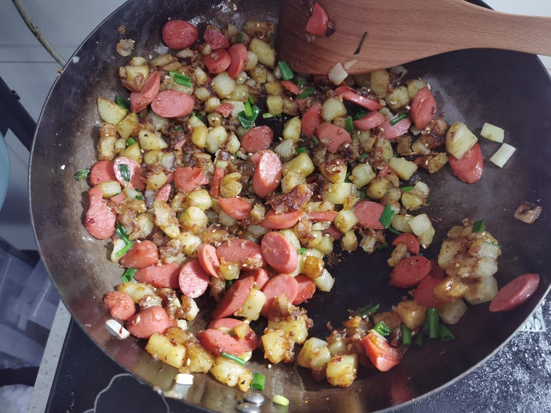 孜然土豆火腿肠（风味小吃）的做法