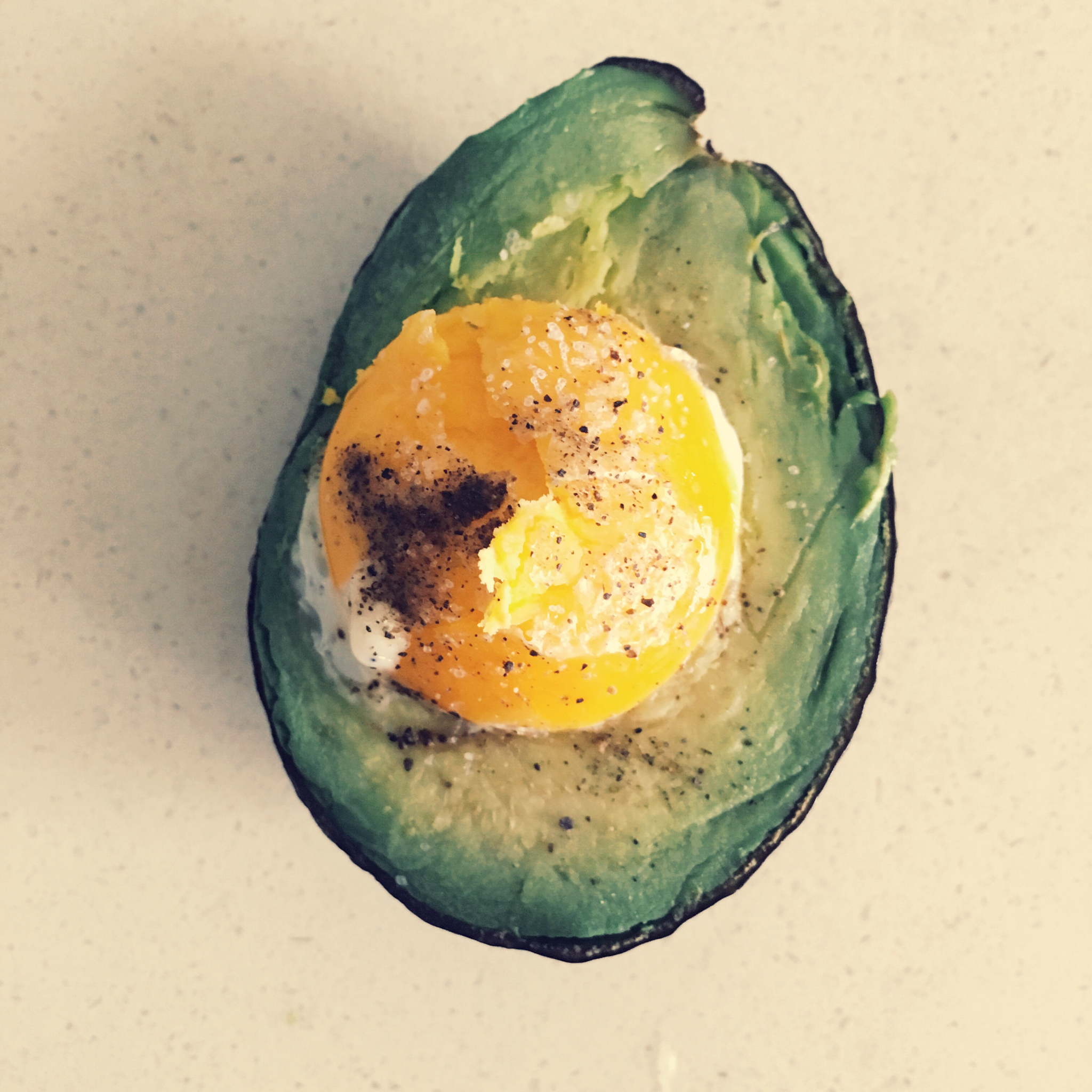 牛油果烤鸡蛋