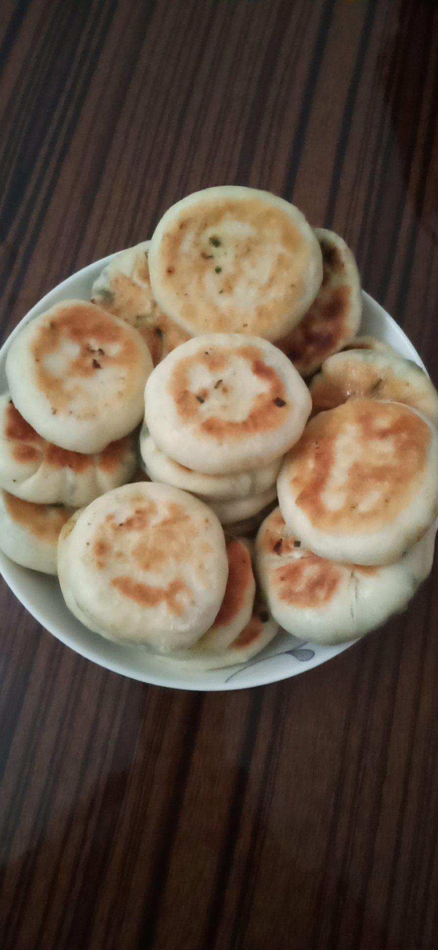 韮菜盒子的做法，简单又好吃哦~~