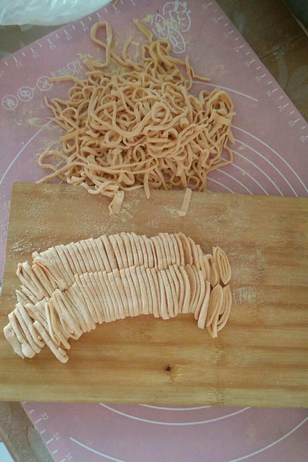手工胡萝卜鸡蛋鲜切面