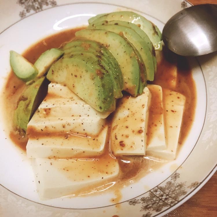 牛油果番茄豆腐色拉