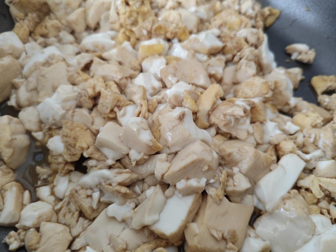 鸡蛋内脂豆腐真的太惊艳了！滑嫩爽口，入口即化，还有那淡淡的鸡蛋香味，配上喜欢的调料，嘎嘎香，嘎嘎好吃！低脂高蛋白，饱腹感强，减脂的姐妹快来试试吧！