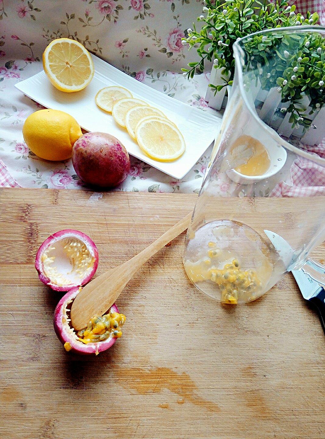 百香果蜂蜜柠檬茶的做法 步骤2