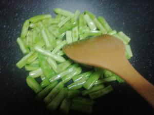 牛肉土豆豆角炖粉条的做法 步骤7