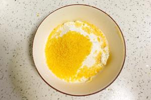 咸香酥脆，好吃不停的咸蛋黄一口酥的做法 步骤7