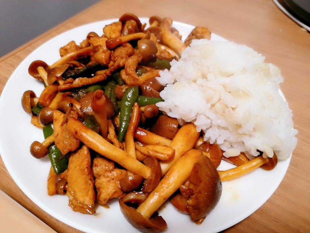 蘑菇青椒炒肉