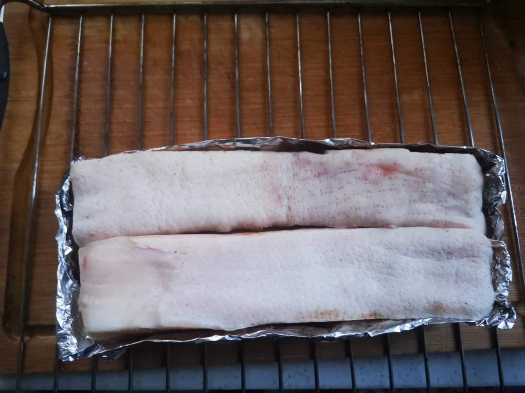 脆皮烧肉，皮酥脆、肉甘香，生烧做法