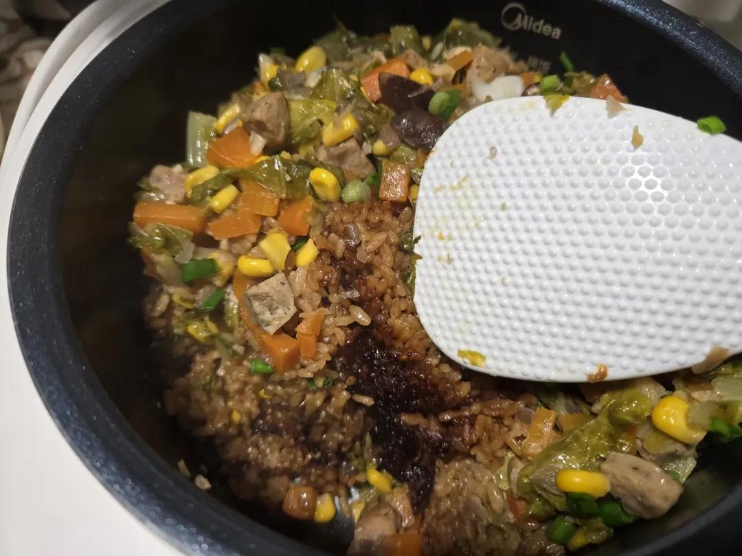 懒人必学的【电饭煲腊肠焖饭】，妈呀，太香了吧