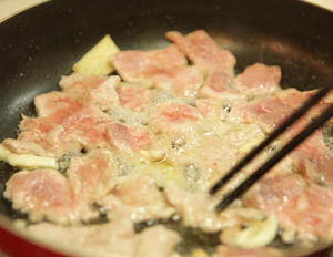 草菇炒肉片的做法 步骤5