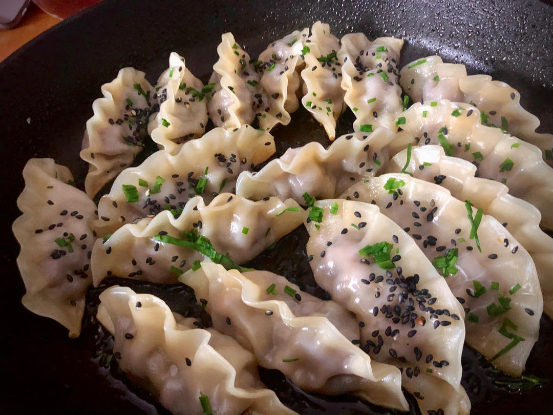 冰箱冷冻水饺做煎饺