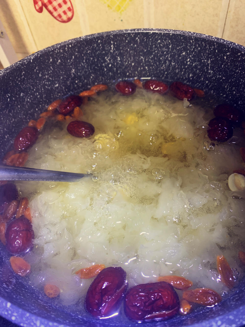 红枣银耳莲子羹(十分钟快速出胶)