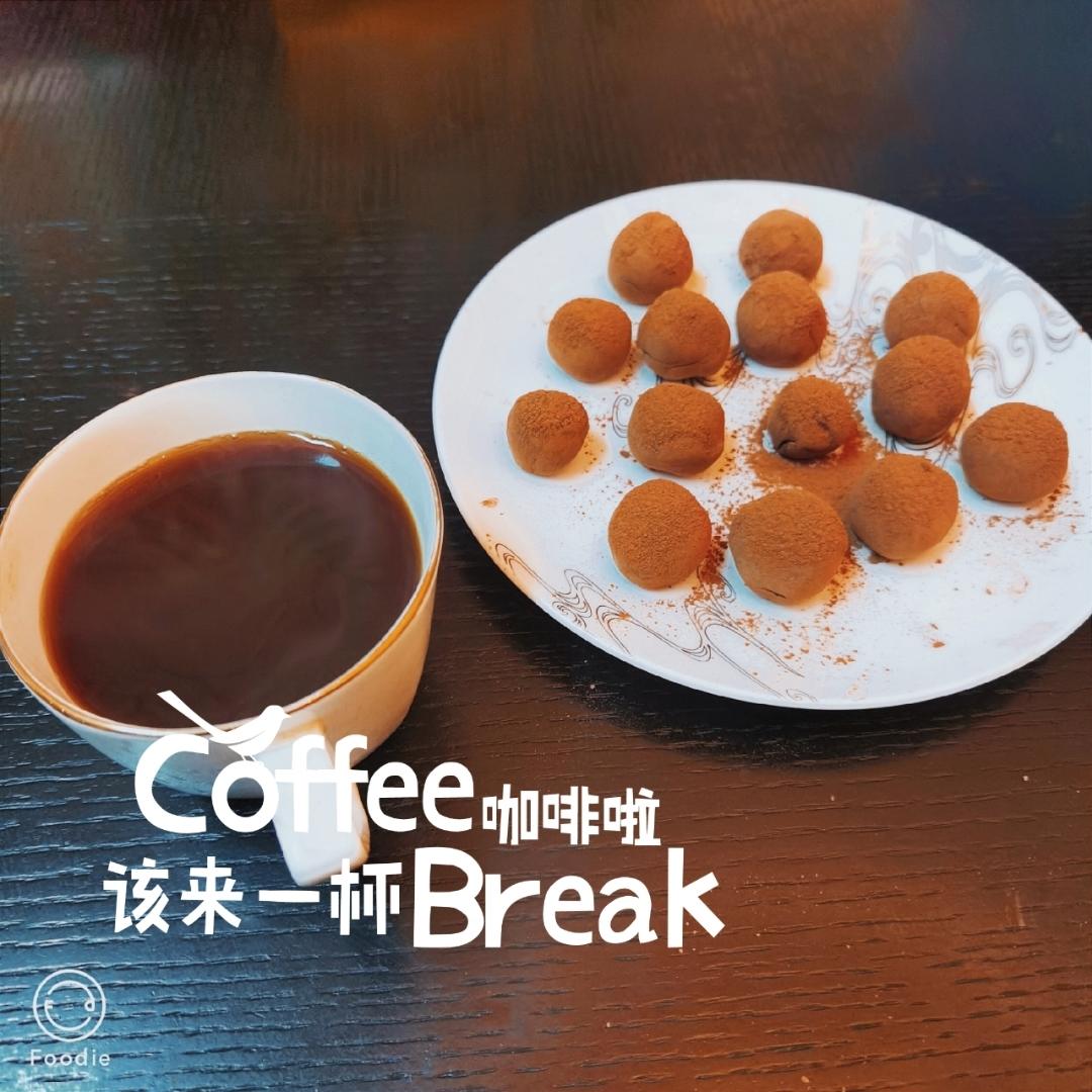 在炼乳里放入可可粉，松露巧克力就诞生了！软糯丝绒入口即化