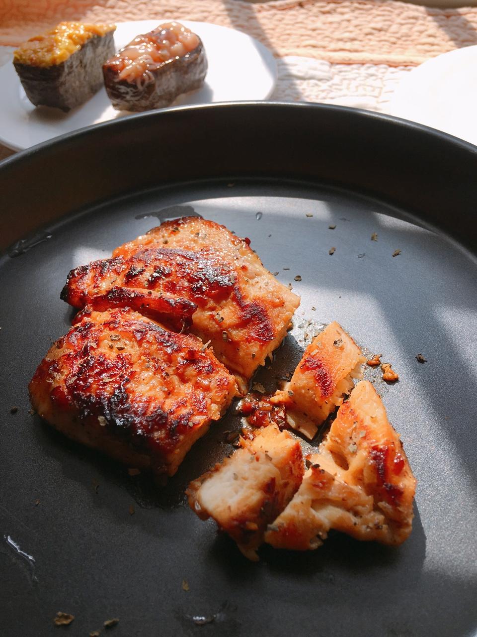 酷炫屌炸天好吃的煎鸡胸肉（香蒜蜂蜜煎鸡胸肉）