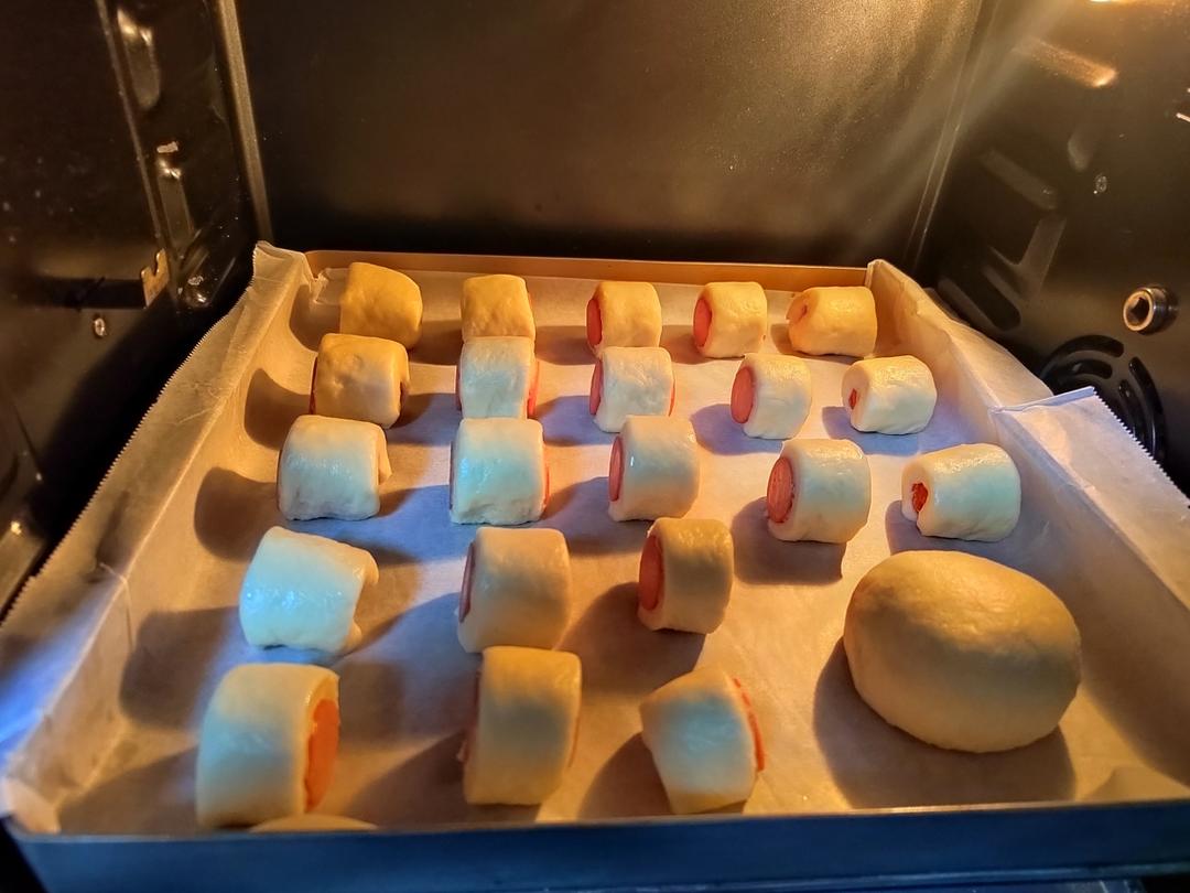 一口迷你肠仔包