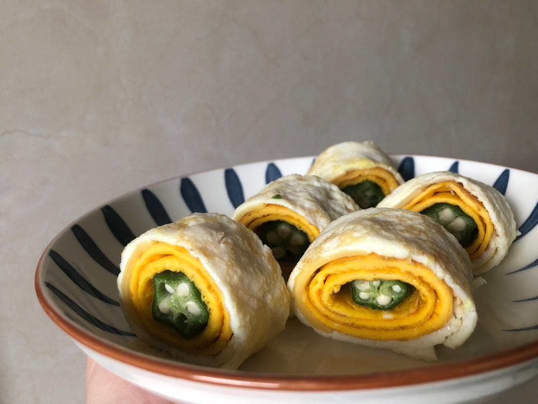 秋葵鸡蛋卷