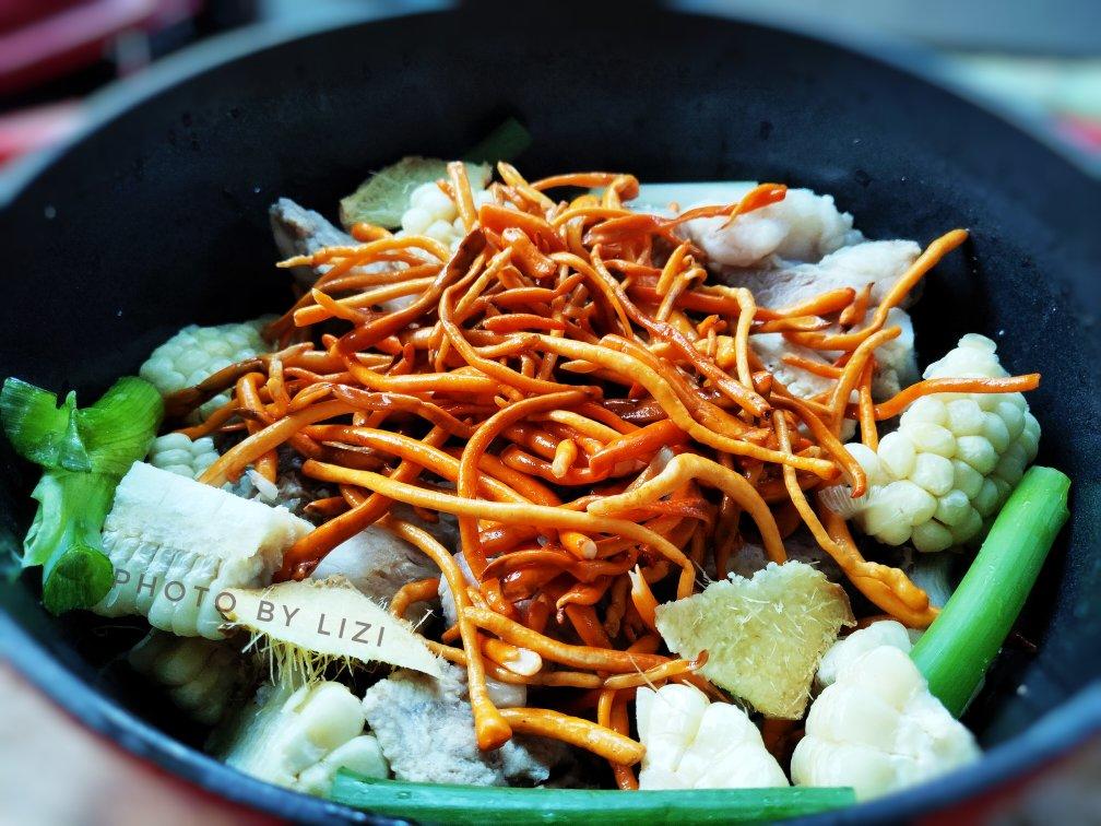 金虫草玉米脊骨汤