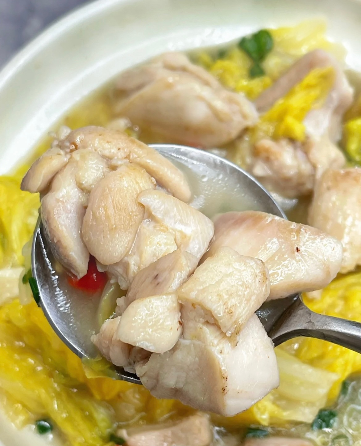 建议女孩子晚饭都换成它！🍲鸡腿炖白菜的做法 步骤4