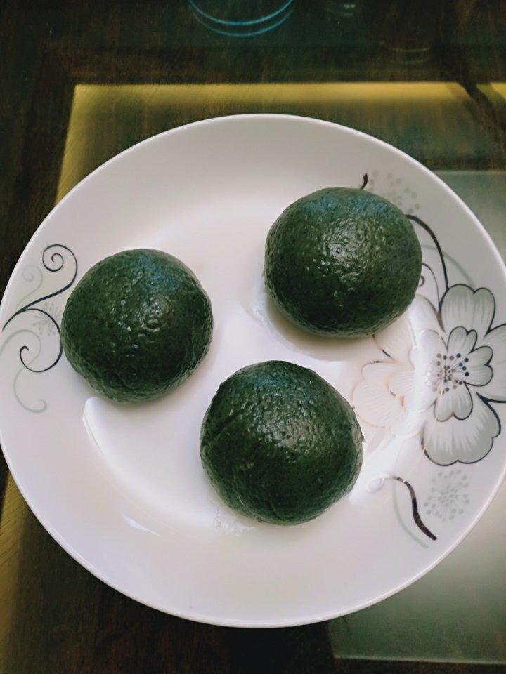 小朋友们喜欢的松仁腰果豆沙青团